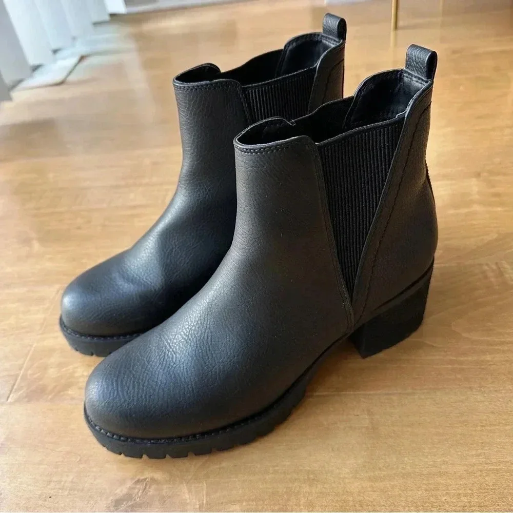 Mia Jody Chelsea Boot, Black, Women’s Heeled Leather Booties, Size 9M
